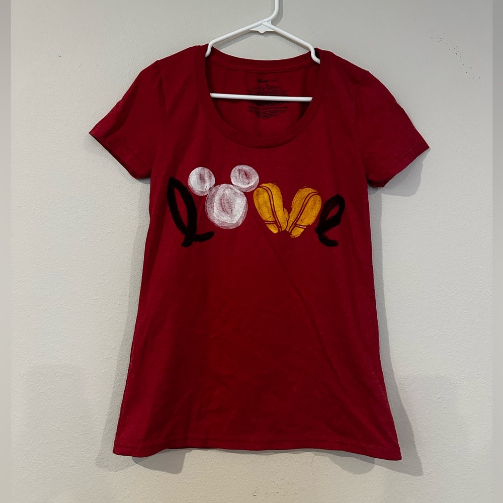 Disney Company’s Minnie Mouse graphic T-shirt, spells out “LOVE” in size Medium.